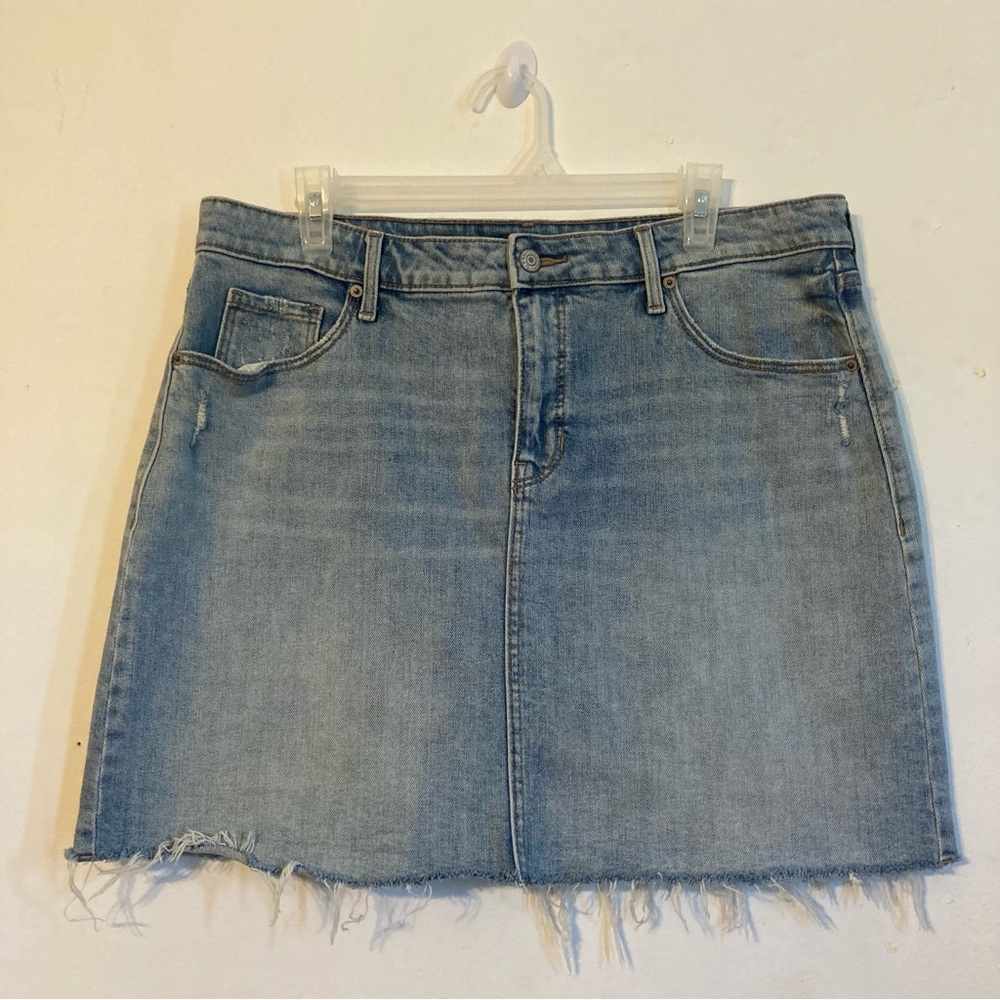 Old Navy sz 14 light wash denim skirt with fraying detail at the bottom